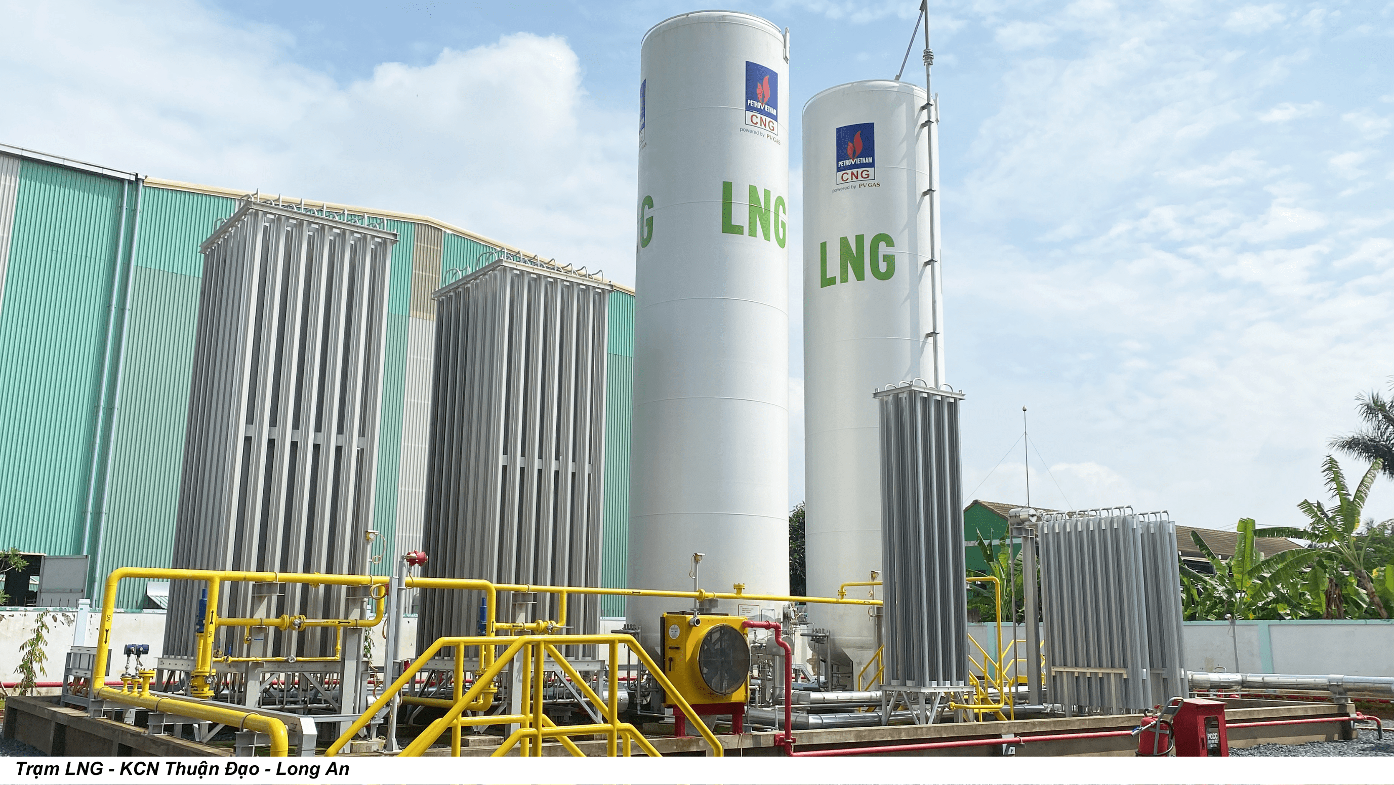 trạm LNG, có hai bồn, máy hóa hơi tự nhiên